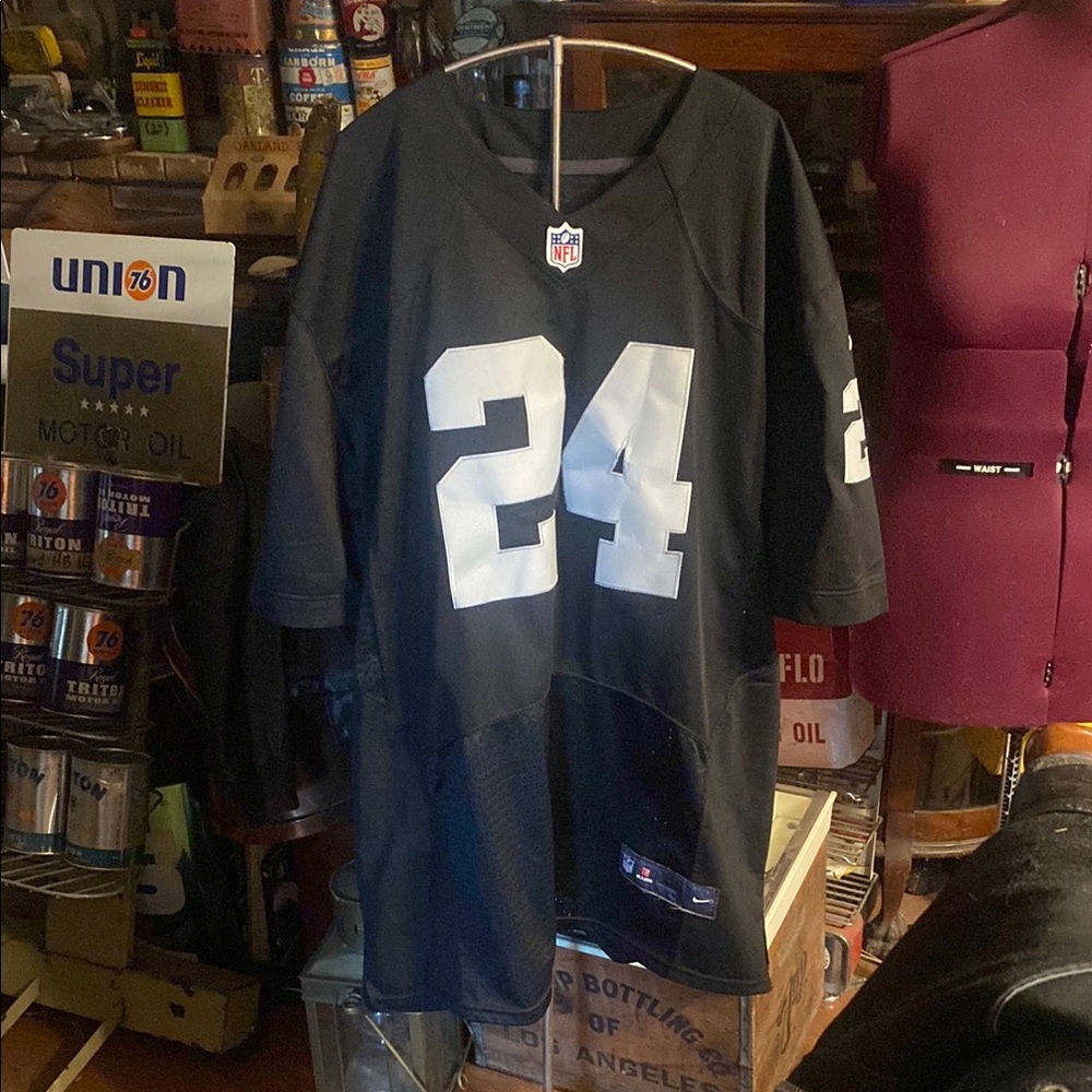 Nike Raiders Lynch black and White Men's Jersey used in excellent condition.